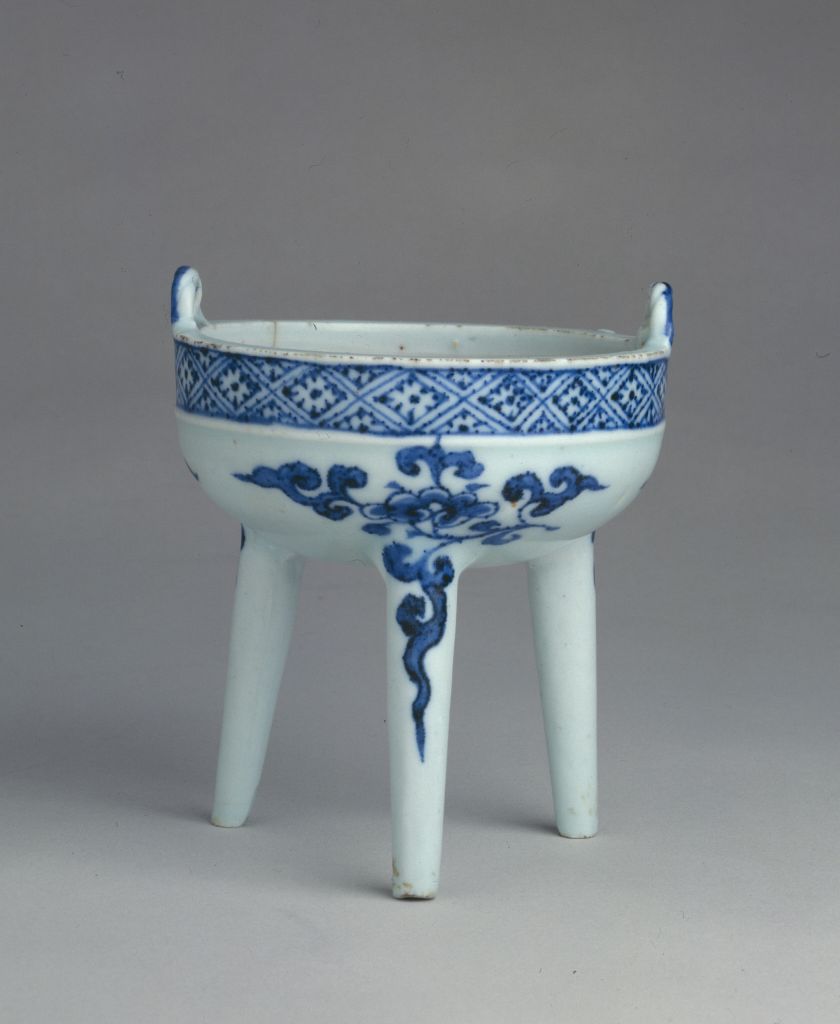 图片[1]-Blue and white flower pattern tripod-China Archive